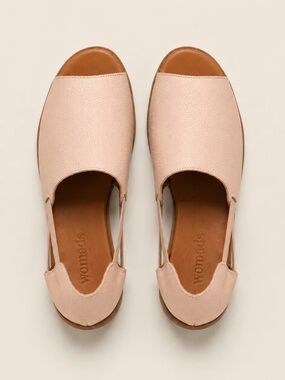NWT Womads Rose Nude Peep Toe Leather Sandal Flats Size 8